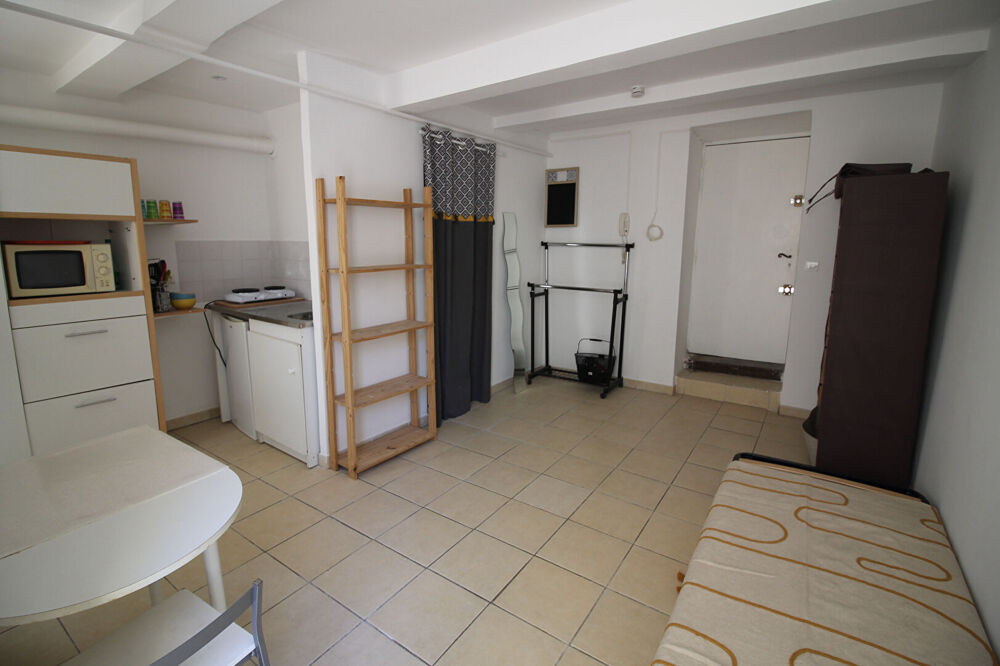 Vente Appartement NIMES CENTRE VILLE  A vendre 2 studios meublés à 2 minutes de la faculté VAUBAN dans un bel immeuble ancien. Nimes