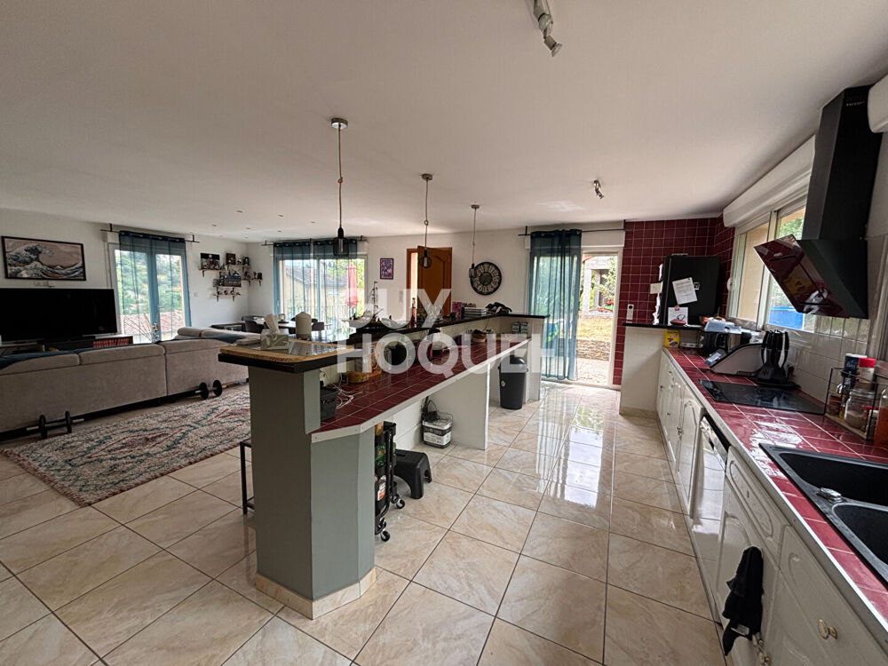 Vente Maison Maison de plain-pied avec dépendance  130 m² habitables sur terrain de 1 416 m²  Aubenas Actuellement louée Aubenas