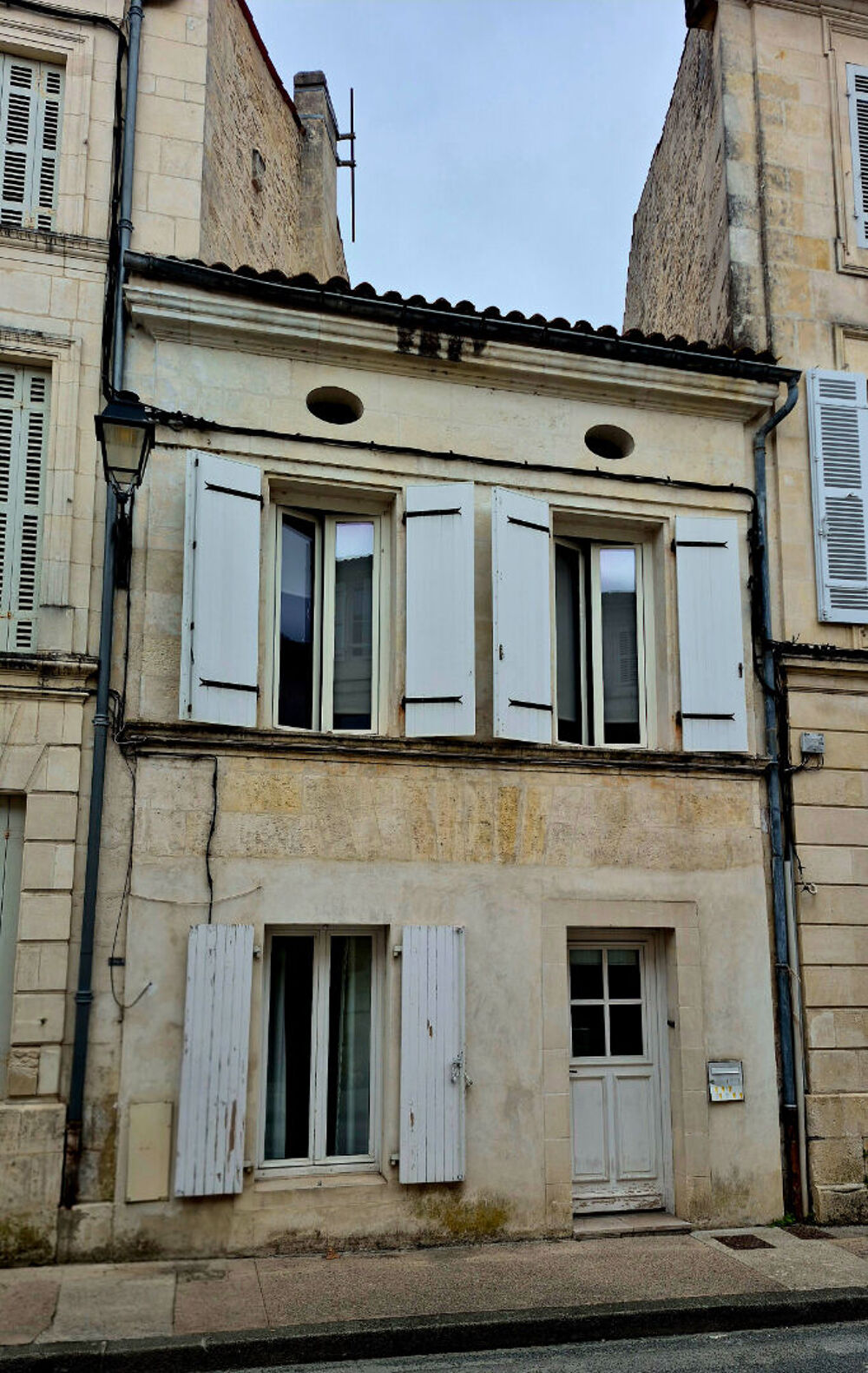 Vente Maison À DÉCOUVRIR - Une maison de ville pleine de charme avec jardin arboré ! Saintes