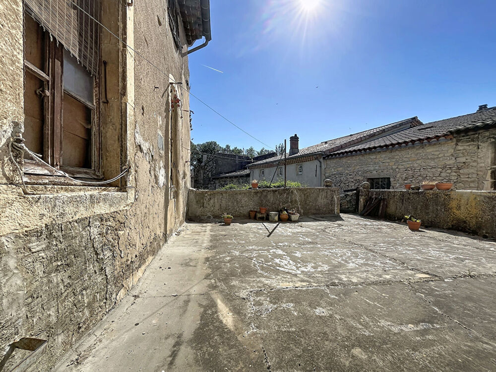 BAIX - Maison de caractère en pierre avec terrasse, caves, greniers et terrain