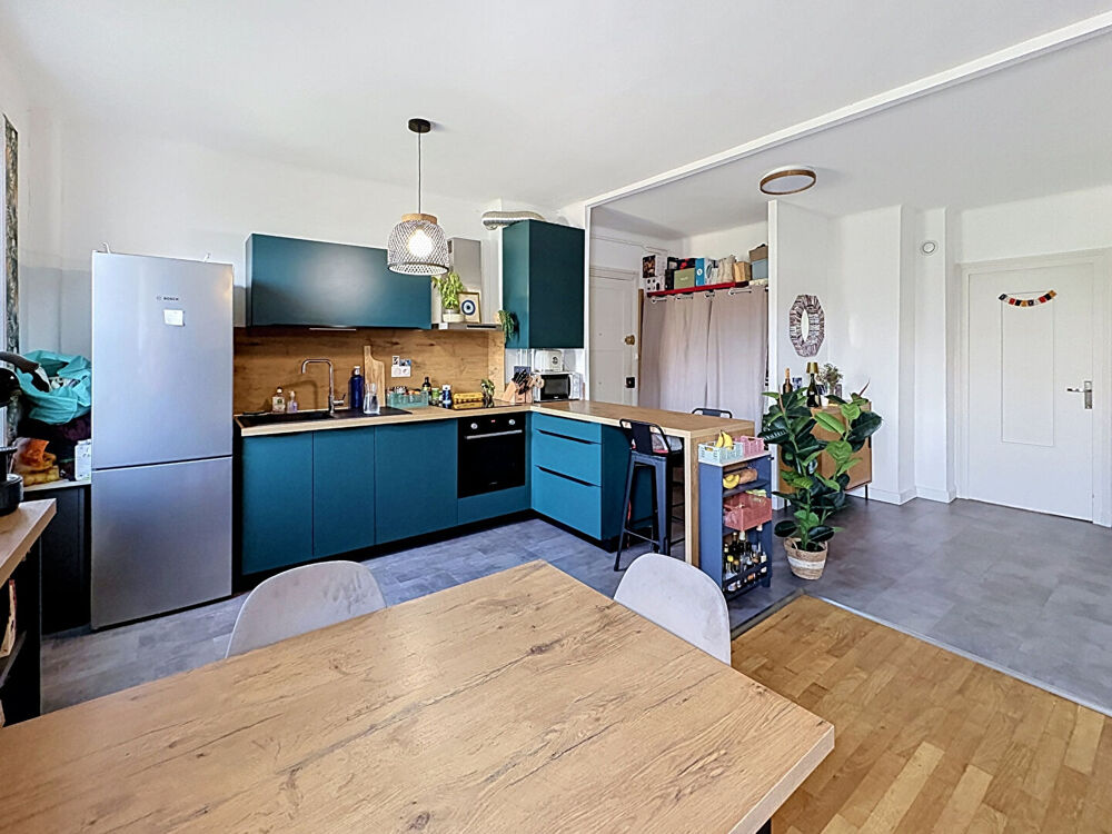 Vente Appartement Appartement LYON 8, T2 traversant en très bon état entièrement au calme avec garage et cave Lyon 8