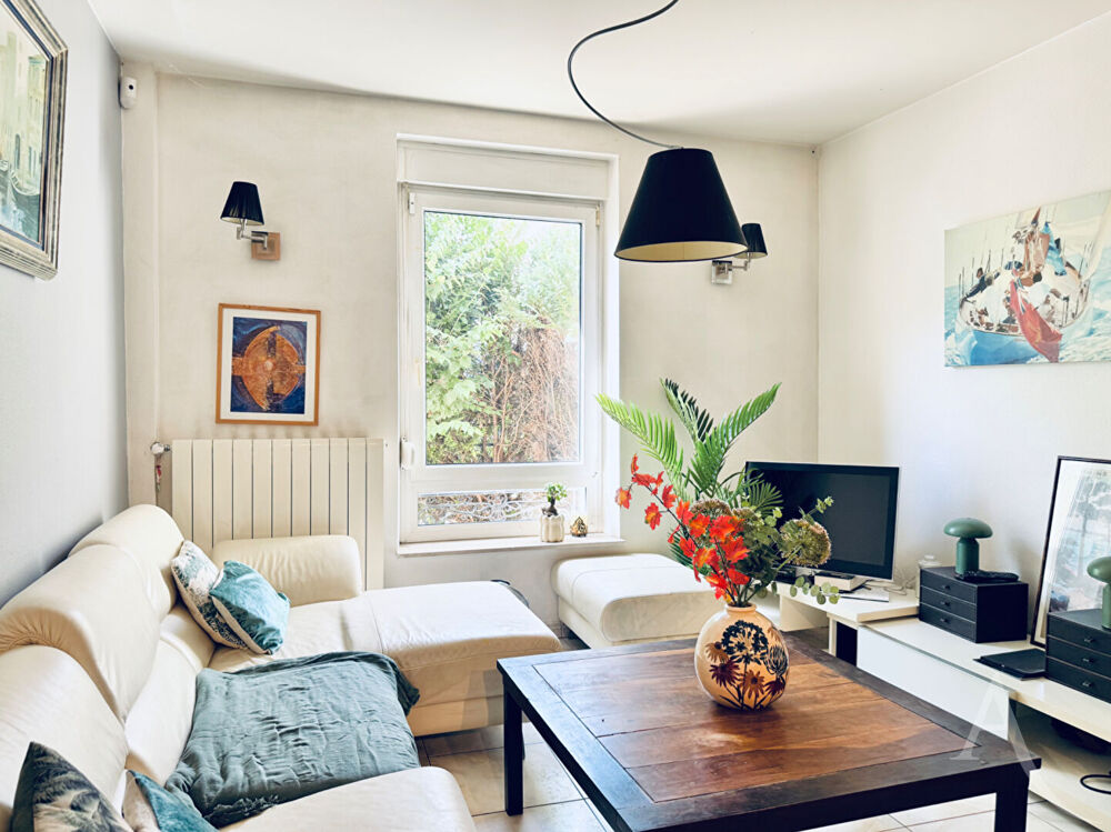 Maison de ville coquette avec son jardin et parking - Proche gare de Thionville