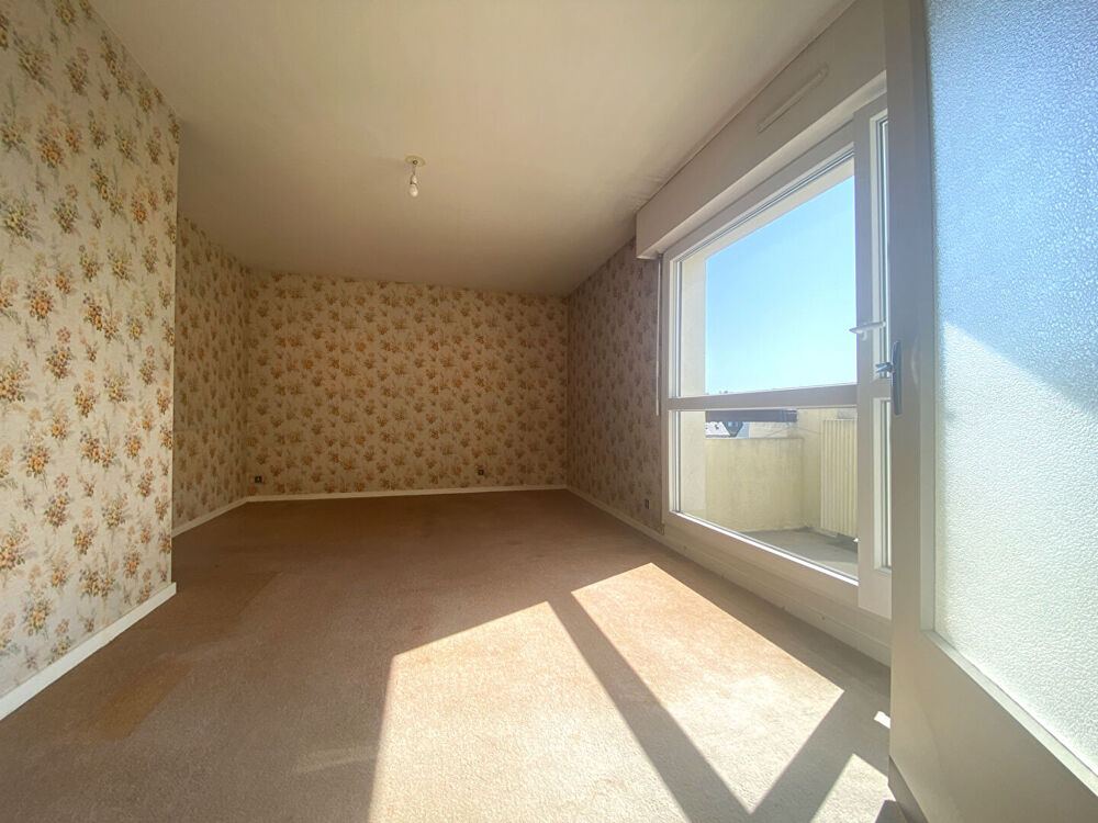 Vente Appartement Appartement à vendre à Vannes T1bis à rafraîchir quartier Trussac place de parking et cave Vannes