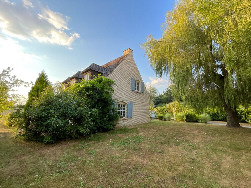 Maison individuelle - grand terrain - 5 chambres dont une au rez-de-chaussée - garages - stationnement