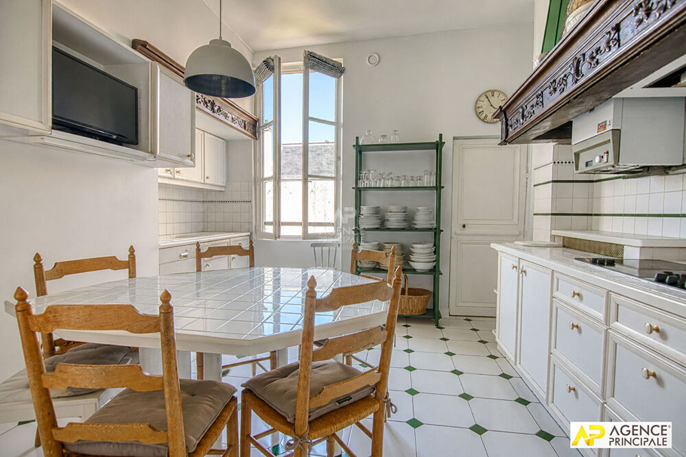 Vente Appartement Versailles Notre-Dame Appartement 124.27 m² carrez traversant sud nord situé au 1er étage d'un très bel immeuble 18ème avec jard Versailles