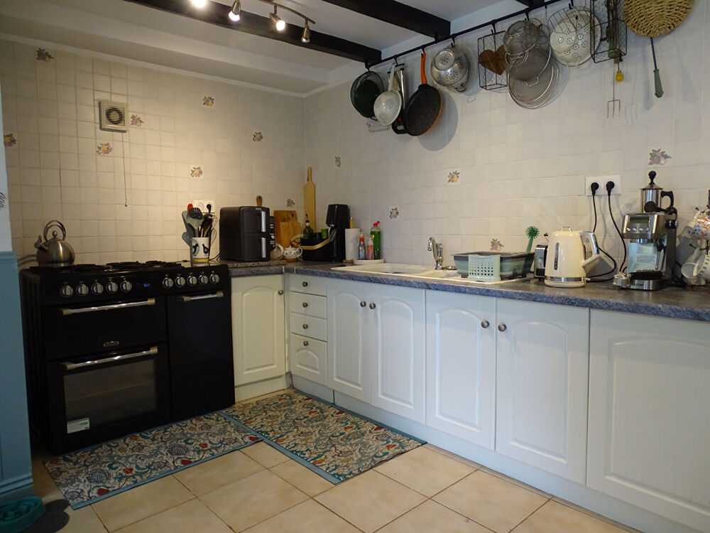 FINISTÈRE. Belle maison individuelle en pierre de 3 chambres avec jardin clos à Poullaouen