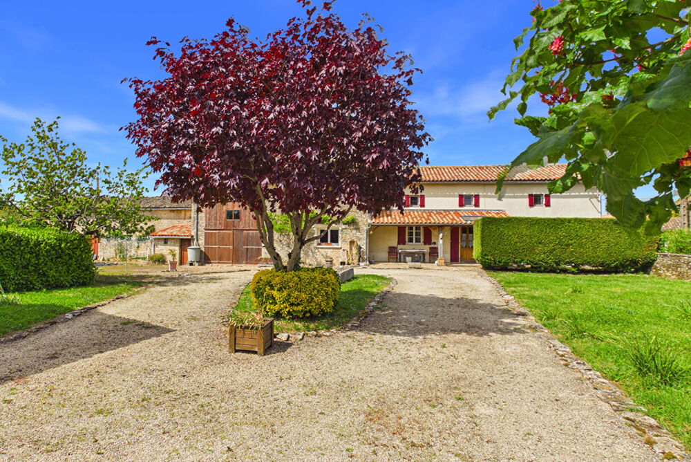 Propriété rénovée de 3 chambres dans un hameau, avec de nombreuses dépendances et de beaux jardins