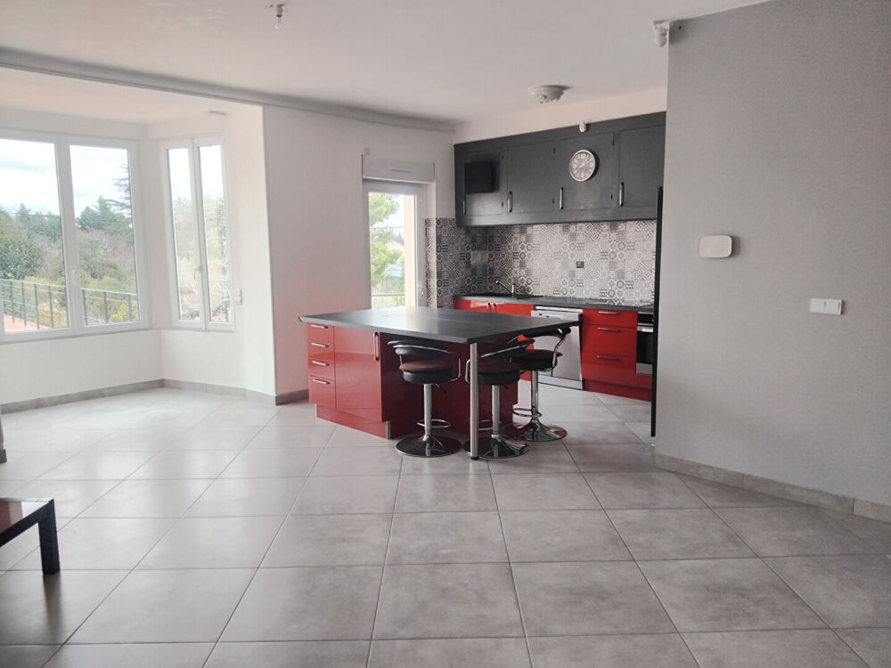A vendre maison 8 pièces avec jardin, terrasse et vaste garage.