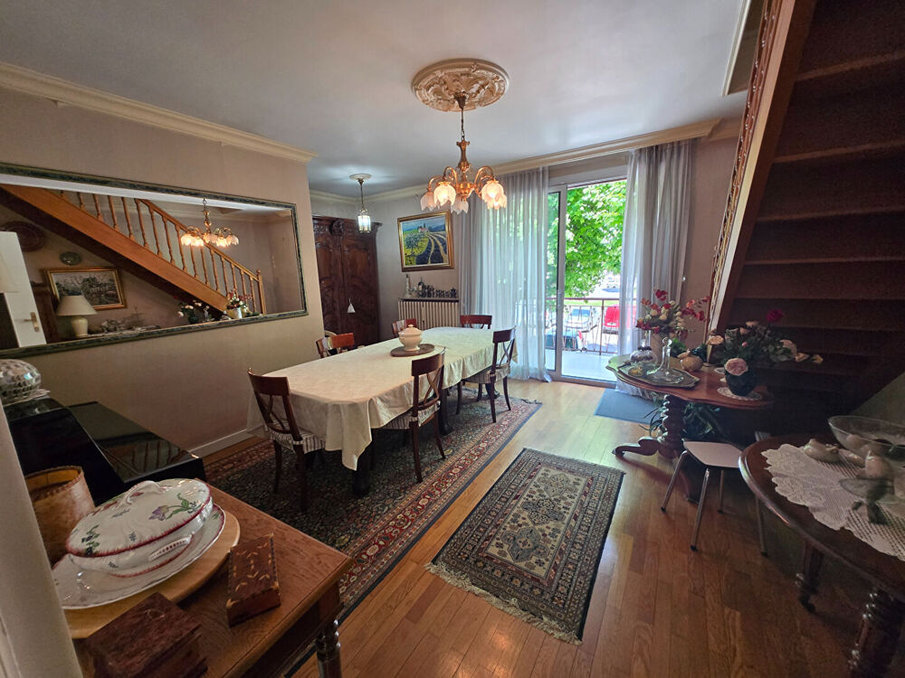 Vente Maison Rive-de-Gier (42800) - Maison 190 m² - Sous-sol 4 garages - Place Chipier - Cachet, volumes et praticité, à deux pas de tout Rive de gier