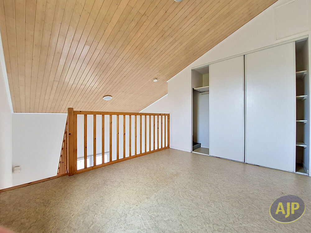 Vente Maison À vendre, Maison avec mezzanine et terrasse, Bourg-sous-la-Roche La roche sur yon