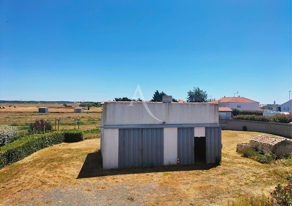 Maison familiale avec double garage et fort potentiel.