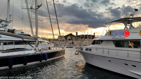 A vendre murs commerciaux avec 2 vitrines sur le port aux pieds des bateaux 226800 83980 Le lavandou