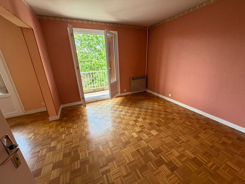 T4 avec parking, cave et balcon.