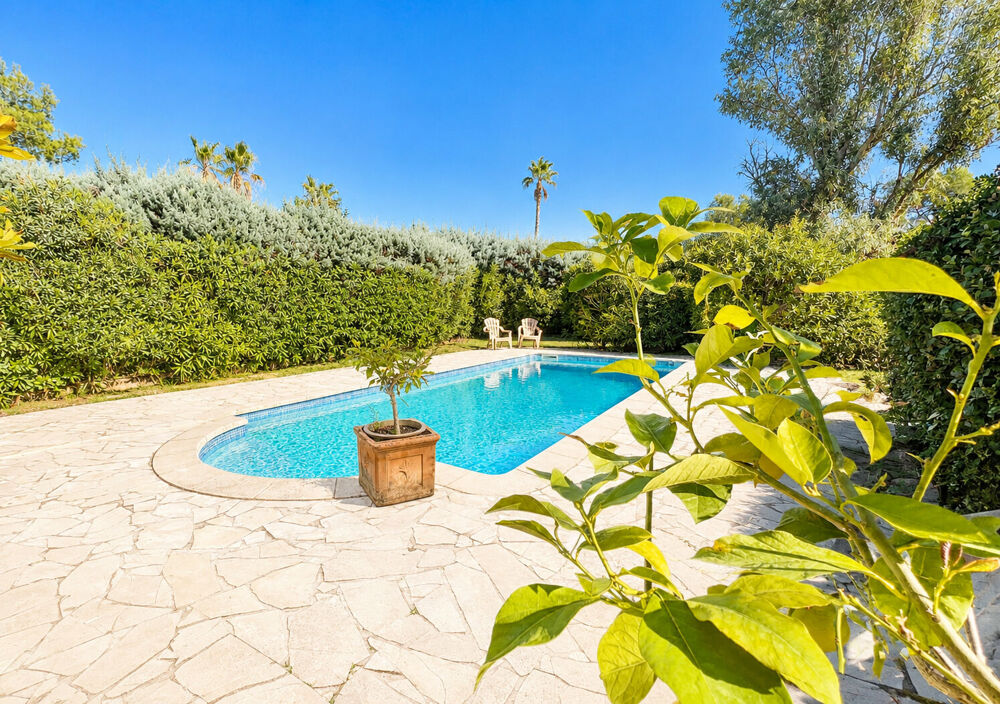 Villa de plain pied, avec piscine, sur un terrain de 1700 m²