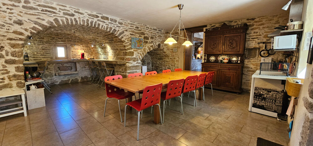 Propriété avec 2 maisons , dépendances sur GR65