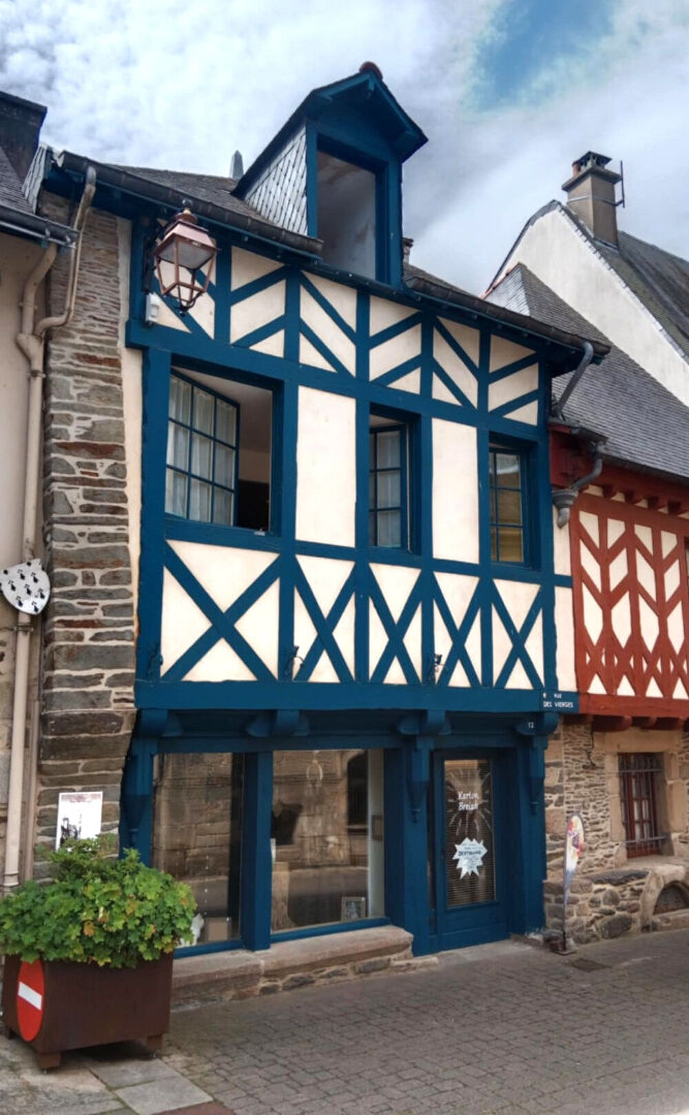 JOSSELIN Bâtisse à colombages