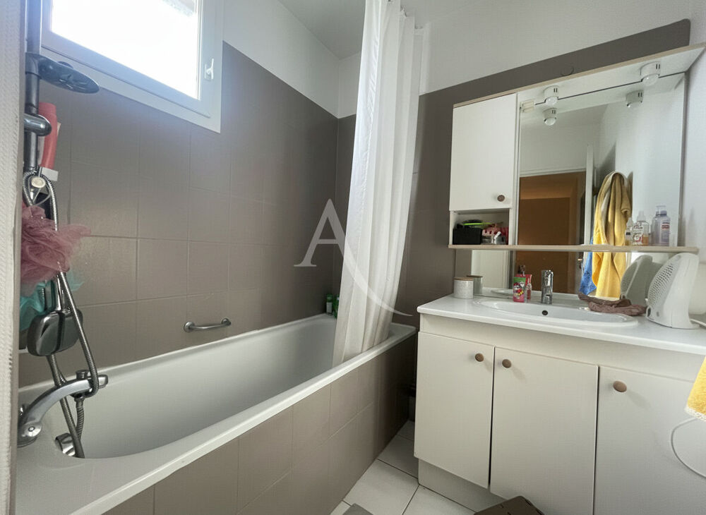 Location Maison Maison Saintes 4 pièce(s) 82 m2 Saintes
