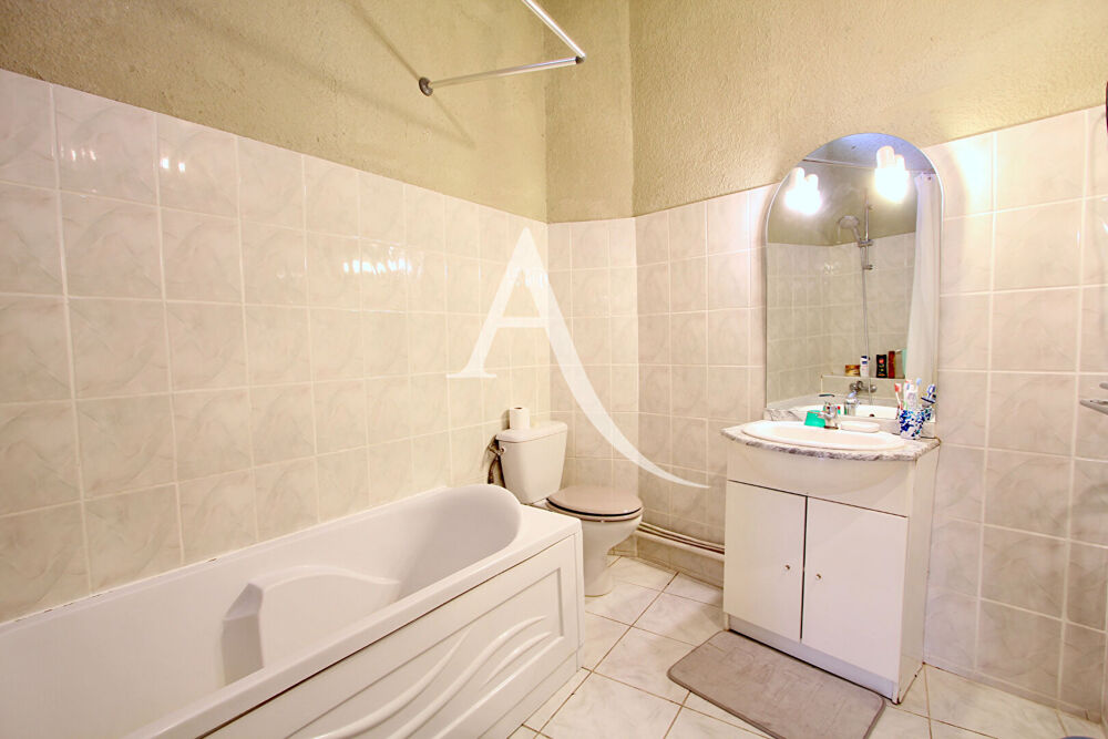 Location Appartement BEAU T4 NON MEUBLÉ de près de 100 m2 au 3e étage sans ascenseur en plein coeur de MONTPELLIER Montpellier