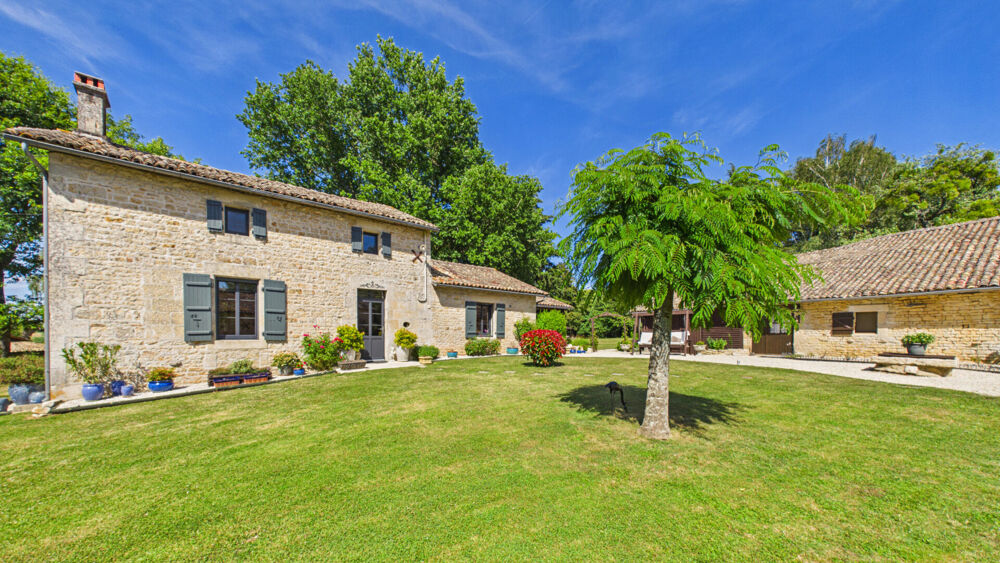 Vente Maison Authentique Demeure de Charme du XVIII Siècle avec Grange, Dépendances et Jardin Paysager de plus de 7 500 m² St vincent la chatre