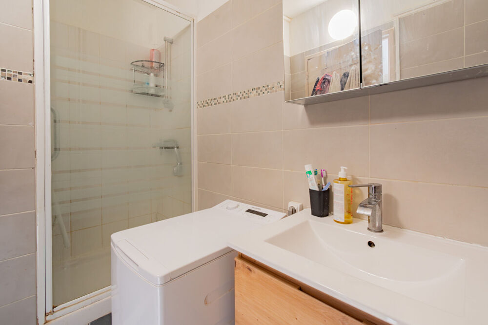Appartement Marseille 1 pièce(s) 32 m2 - Vue Notre Dame de la Garde