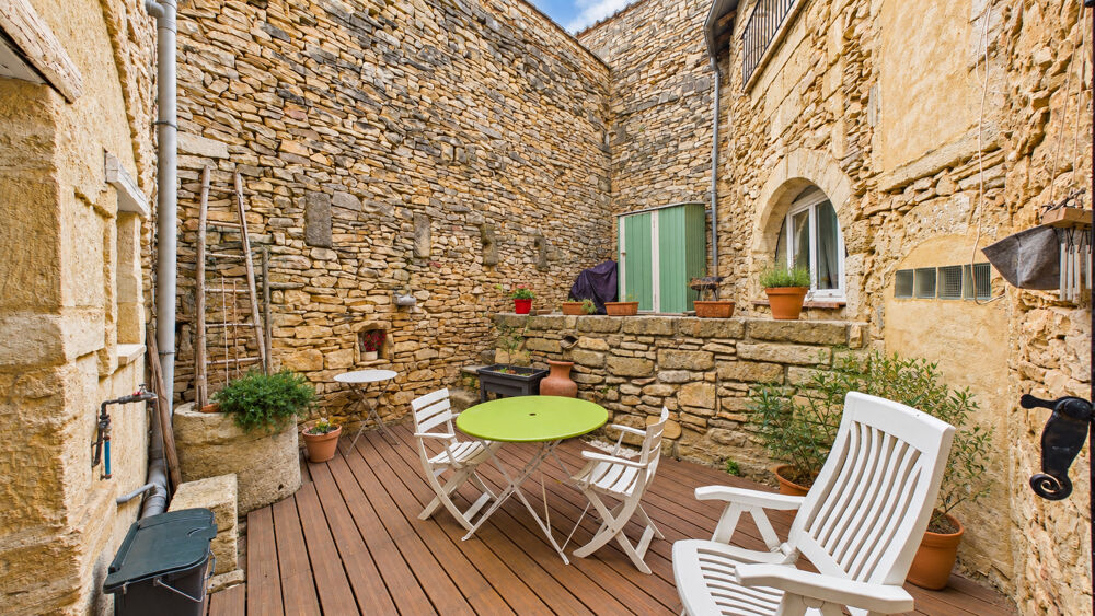 Vente Appartement Uchaud , appartement de caractère 86 m² avec cour privative, cave voûtée et 2 chambres Uchaud