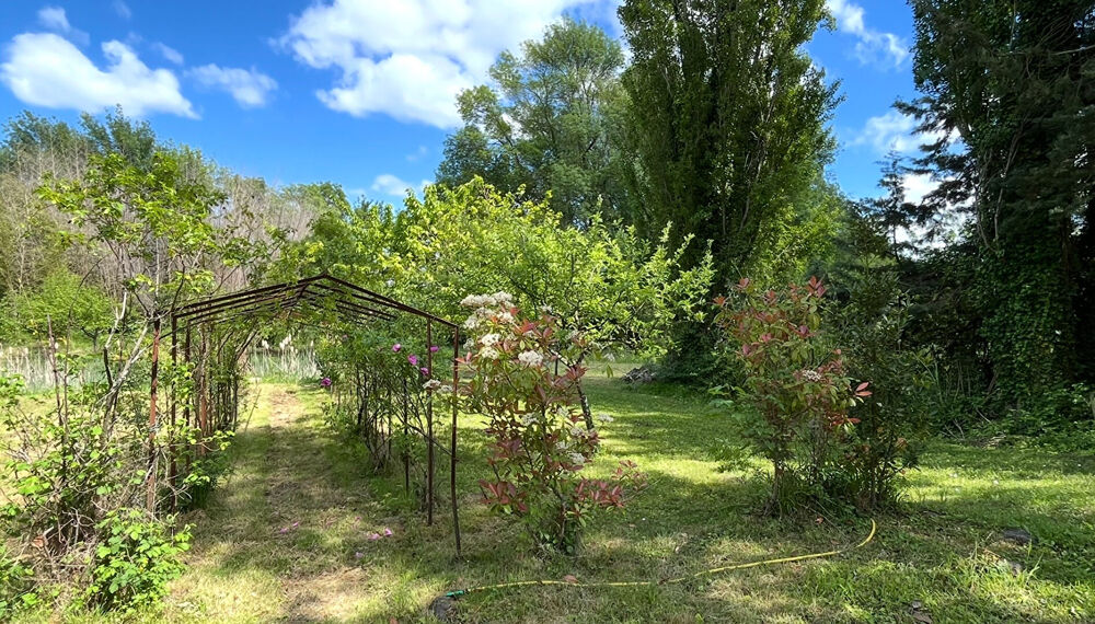 Ardèche. Chomérac. Une propriété rare dans un écrin de verdure.