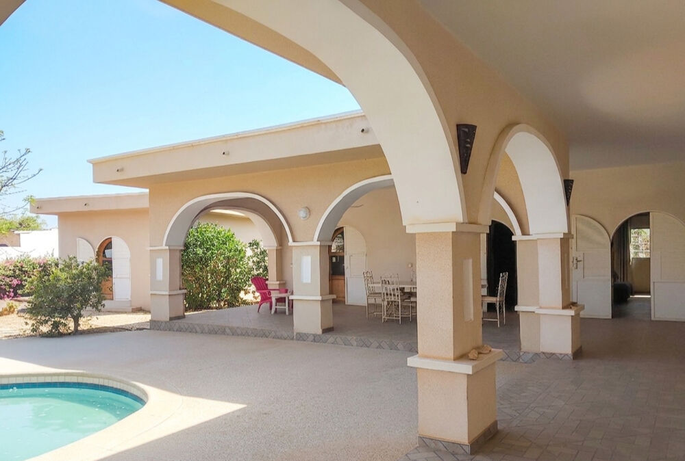 Vente Maison GRANDE VILLA DE 4 CHAMBRES AVEC PISCINE SUR UN TERRAIN ARBORE de 1023m²  SITUEE DANS QUARTIER RESIDENTIEL PAISIBLE Ngaparou (Senegal)