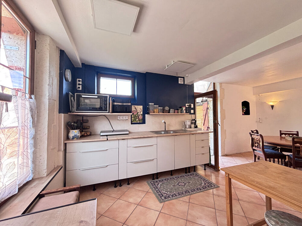 Vente Maison Maison de caractère rénovée avec cour et garage, à distance de marche du centre-ville. Ruffec