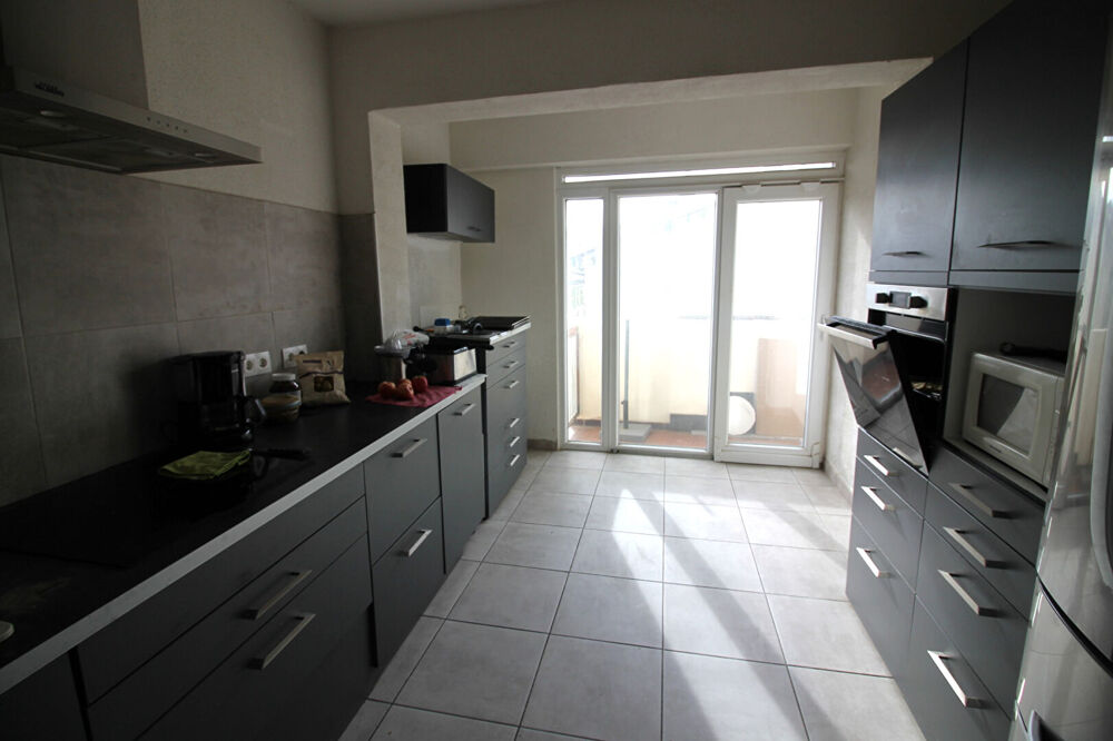 NIMES CENTRE VILLE Appartement de type 4 de 89m² avec ascenseur, 2 balcons et une cave.