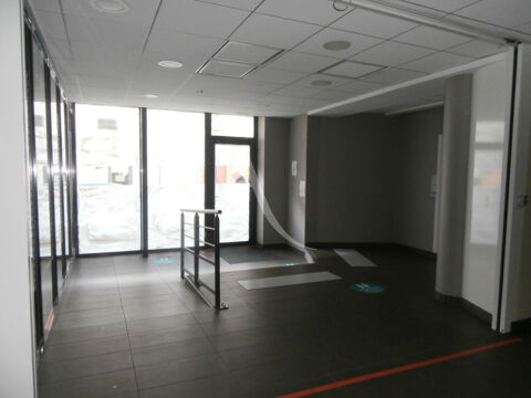 EXCELLENTE VISIBILITE pour ce  LOCAL COMMERCIAL  ou BUREAUX 2000 82000 Montauban