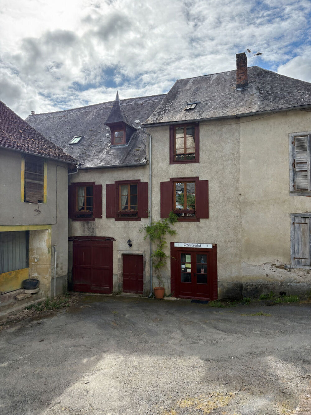 Maison de caractère avec chambres d'hôtes et local commercial au coeur de Ségur-le-Château