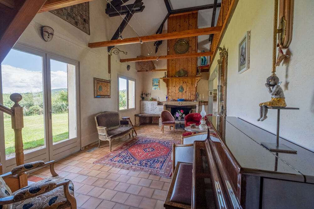 Maison spacieuse à vendre à Lentilly avec piscine et tennis