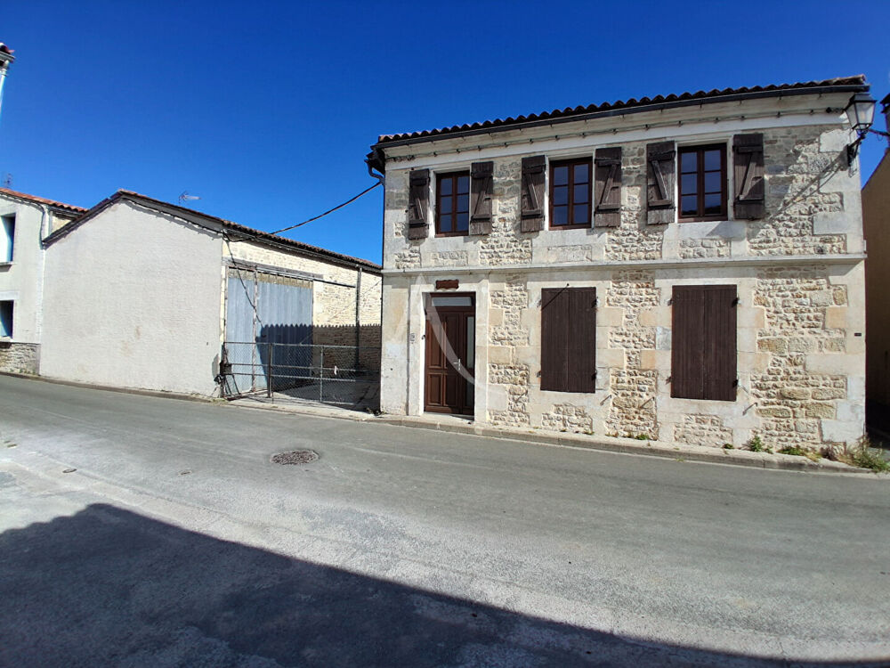Ensemble immobilier de deux T4 , 12 pièces ,7 chambres , hangar , garage , terrains non attenants et motte à cultiver