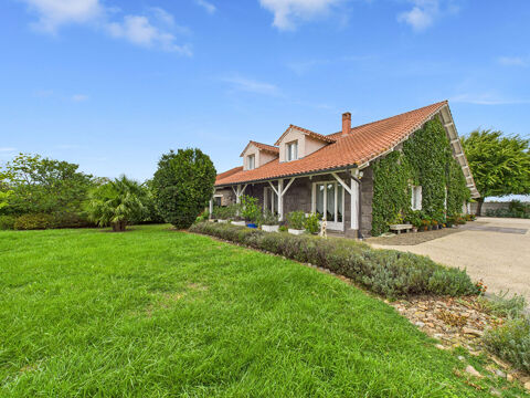    l'intrieur,  l'extrieur, tout ici respire l'espace et la libert ! Maison - 6 pice(s) - 240 m