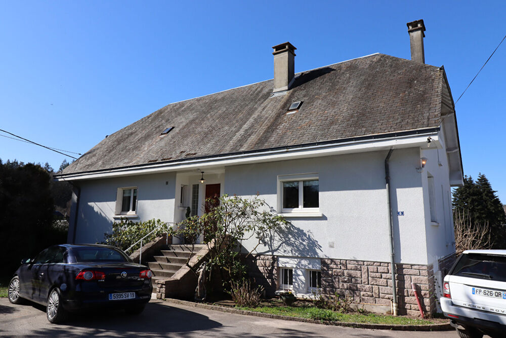 CORREZE. Ville de CORREZE. Maison en pierre avec une belle vue, 6 chambres (ou 4 et un appartement séparé). Garage et atelier.