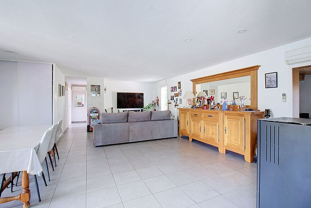 Vente Maison A VENDRE ! Maison à SALERNES de plain-pied avec dépendance piscine et 4 garages sur 2 945 m² de terrain Salernes