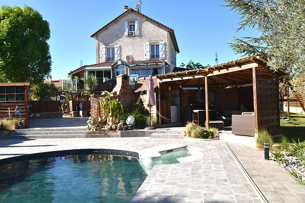 On dirait le Sud....Spacieuse Maison de 8 pièces principales à vendre au coeur de Varennes-Jarcy - Réf 8974