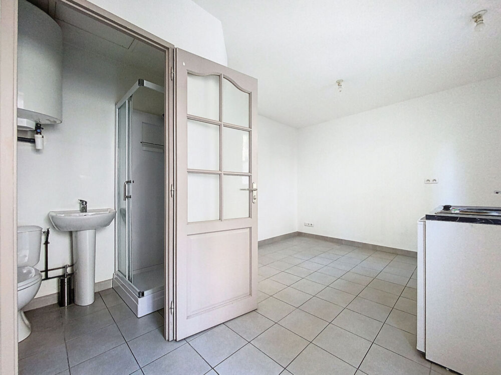 Appartement T2 paisible en fond de cour, donnant sur cour commune