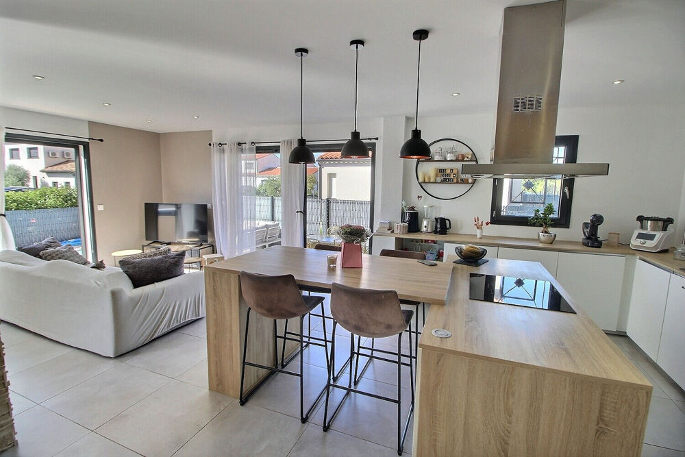 A VENDRE CLAIRA VILLA F4 CONTEMPORAINE SUR TERRAIN 3 FACES AVEC PISCINE.
