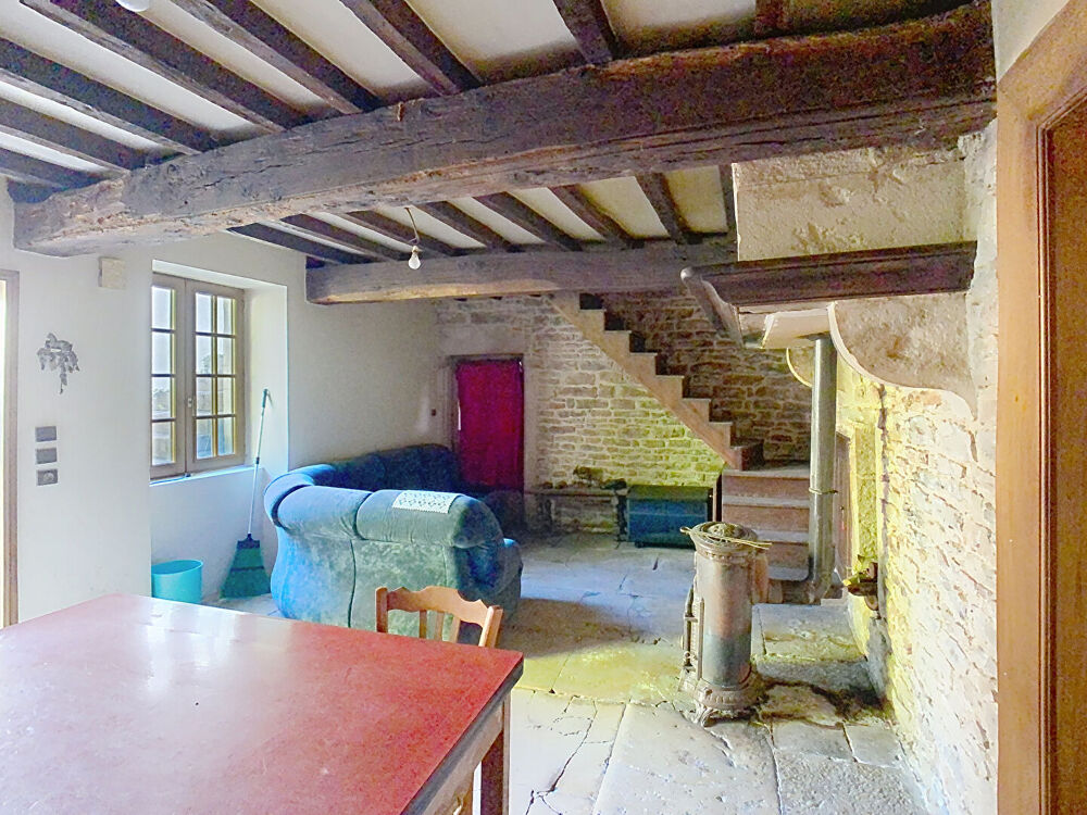 Maison de grande superficie au centre de Saint-Maurice-de-Satonnay