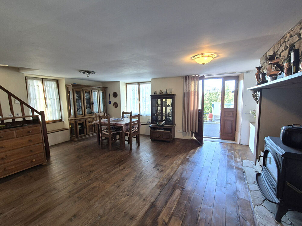 CORRÈZE. TREIGNAC. Maison en pierre avec 2 chambres. Vue imprenable.
