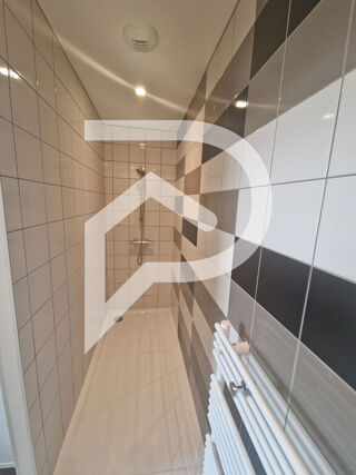  Appartement à louer 3 pièces 77 m²