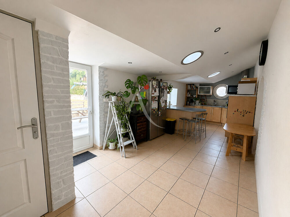 Maison en pierre mitoyenne avec cour, jardin clos, terrasse et garage