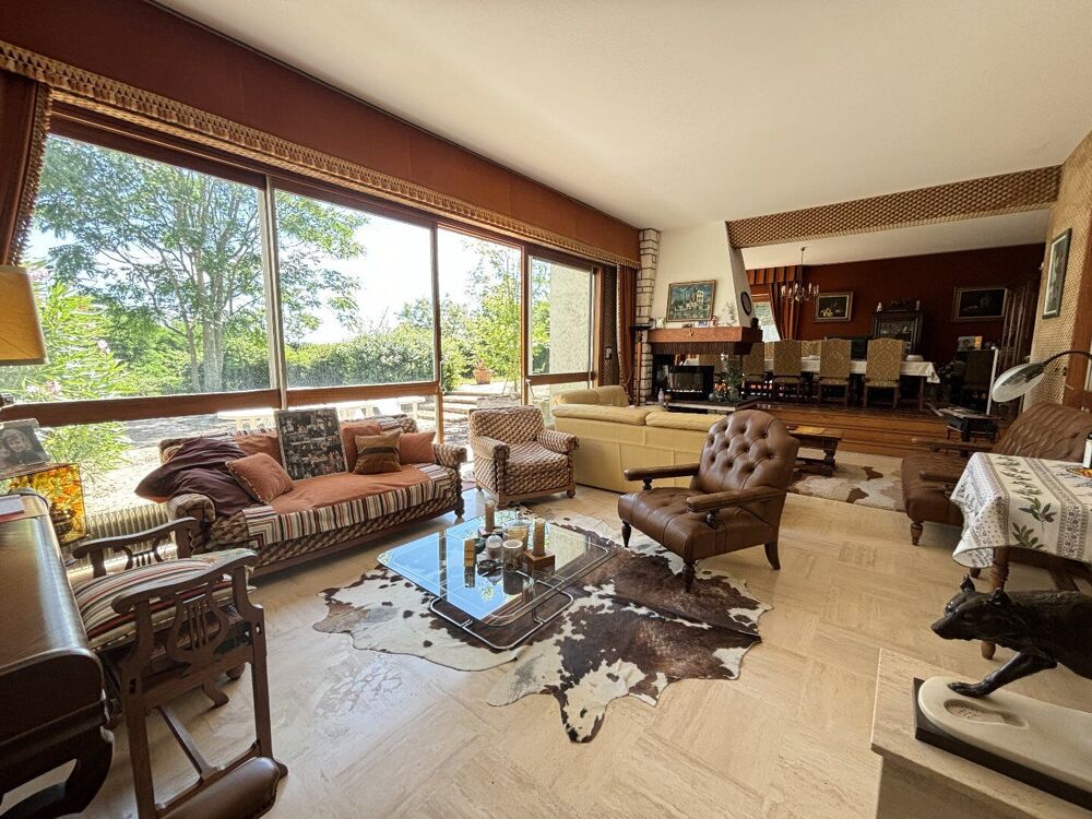 Élégante Maison Familiale de 5 Chambres, Conçue par un Architecte, avec Superbe Jardin, à Deux Pas du Centre de Civray