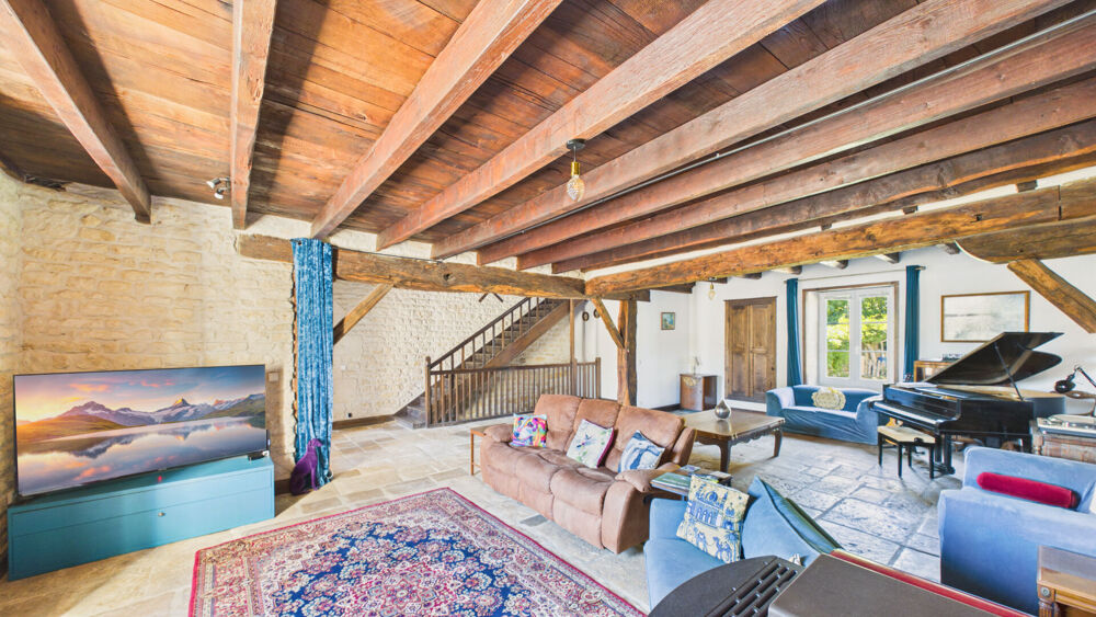 Exceptionnelle propriété de village avec gîte et piscine chauffée - Excellent potentiel de revenus