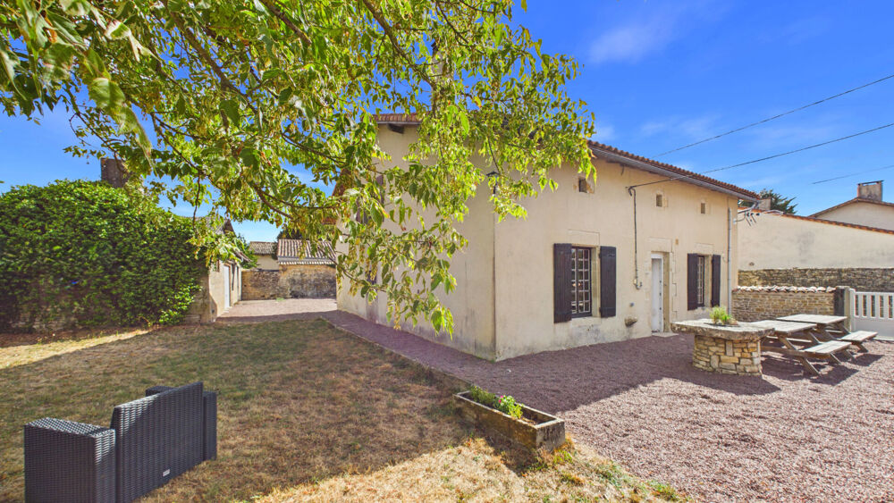 Maison de village française de caractère avec 4 chambres, jardin et dépendances