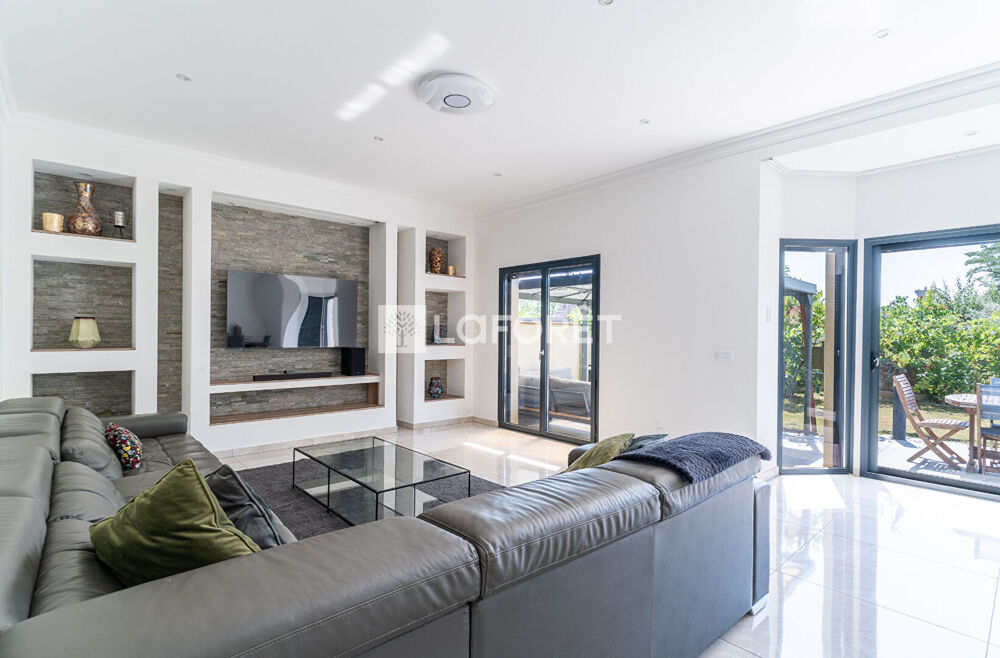 Maison contemporaine de plus de 200m2 - 8 pièces - 6 chambres - DPE A