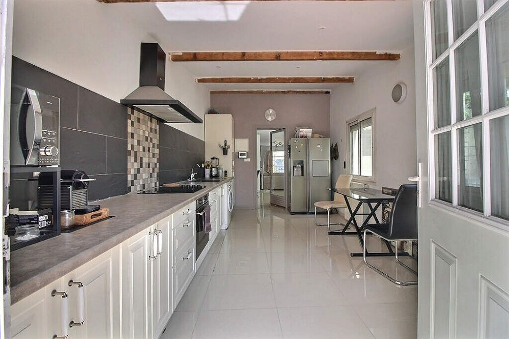 MARSEILLE 10 - SECTEUR LARRAT / ROMAIN ROLLAND - MAISON PRINCIPALE - 2 MAISONS DE PLAIN-PIED INDEPENDANTES - PISCINE - JARDIN -