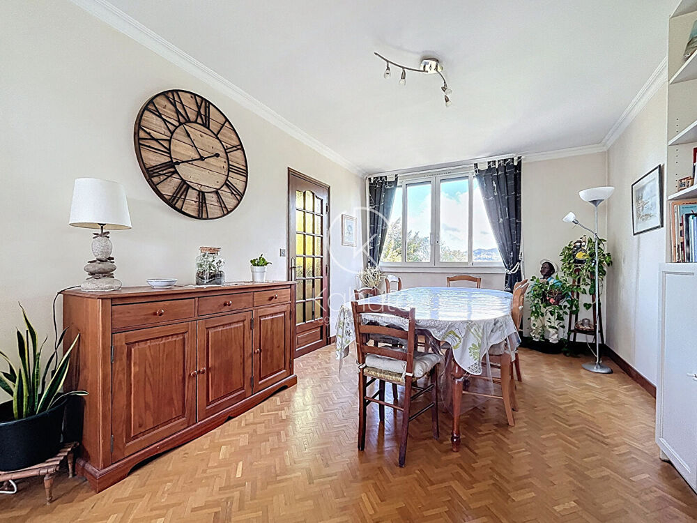 Appartement Champagne Au Mont D Or 7 pièce(s) 135 m2, 4 chambres et 1 bureau, 2 caves, 1 parking et 1 garage