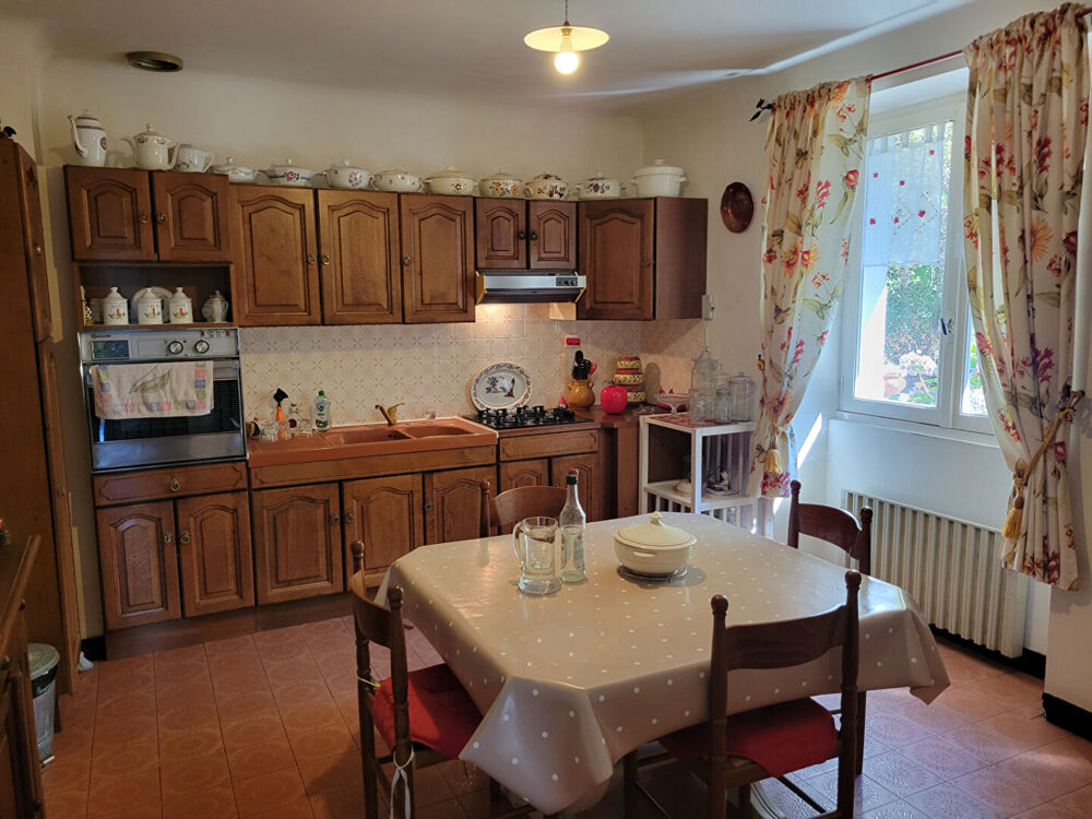 Grande maison familialle avec dépendances et 2ha du terrain.